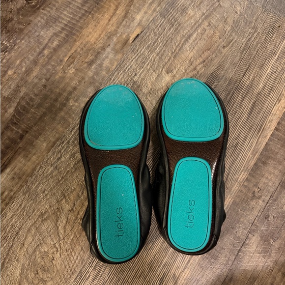 Tieks black Leather Women's Flats - Picture 3 of 6